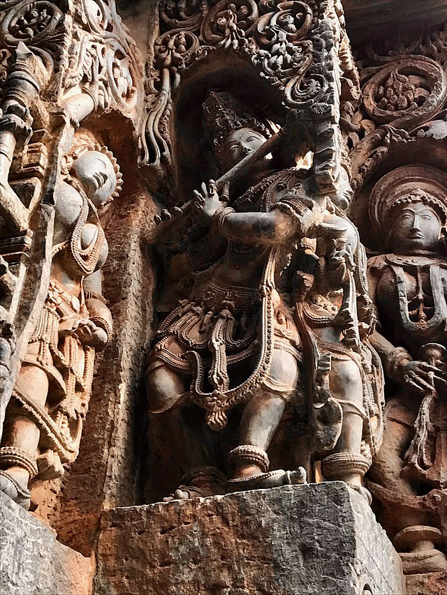 Escultura de Vishnu tocando la flauta
