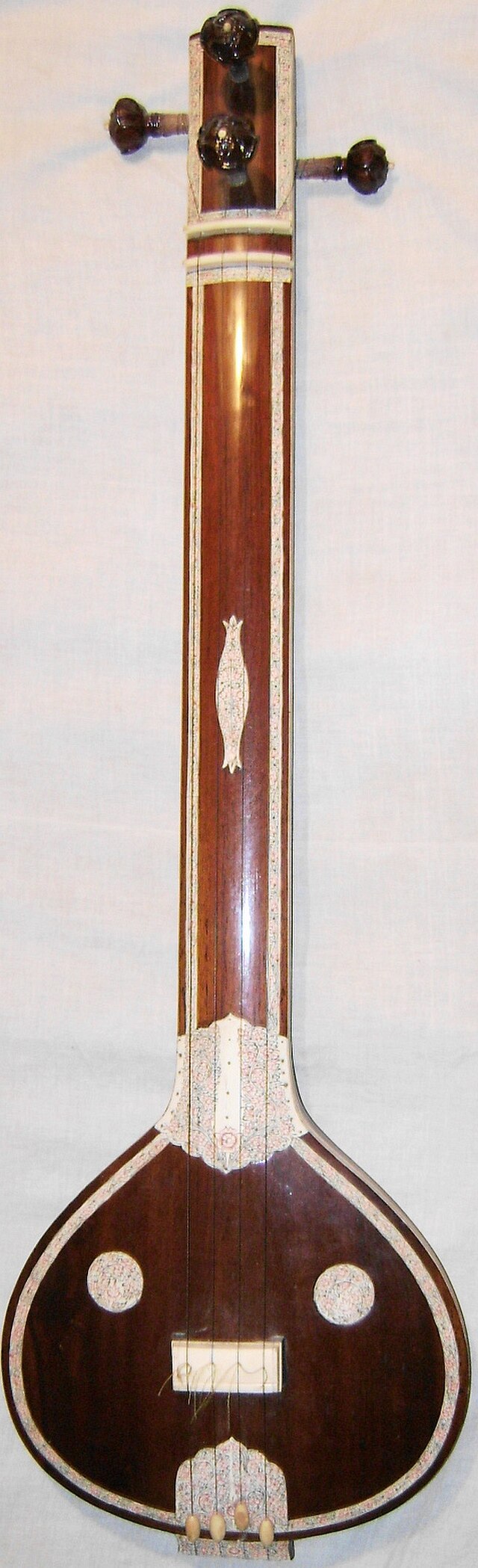 instrumento hindú tampura