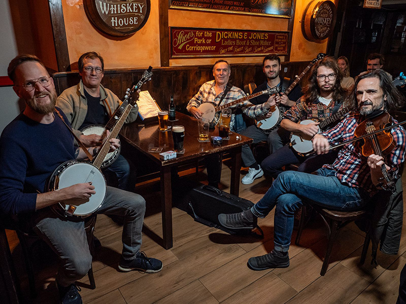 músicos de banjo y un violinista